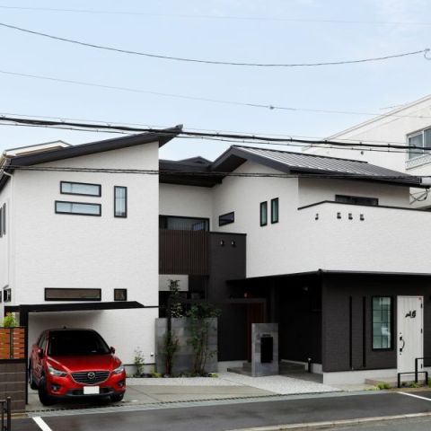 アシンメトリーな外観デザイン
中庭のある邸宅
豊中市上野西：注文住宅